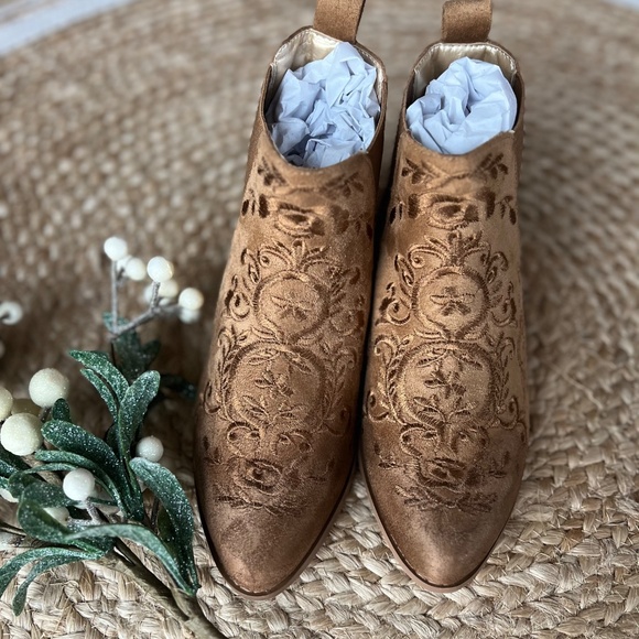 NIB Chelsey Boot in Nutmeg Y4 - Picture 6 of 16